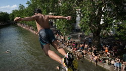 Popular city bans public alcohol amid heat wave as people take risks to cool down Accountants Canberra